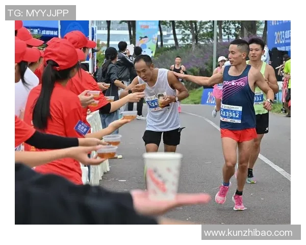 成都攀岩队在城市马拉松中的团队协作表现精彩点评与分析