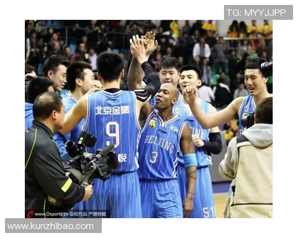 北京篮球队比赛经验引发热议球迷对战术选择和球员表现展开激烈讨论